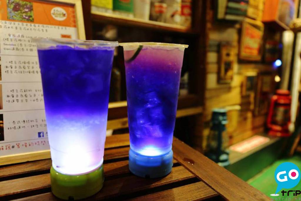 蝶豆花檸檬冰茶 NT 70/HK $18、PP島冰咖啡拿鐵 NT 75/HK $19老闆很貼心擺埋底燈畀大家影相，杯杯紫藍發光，迷幻到爆。