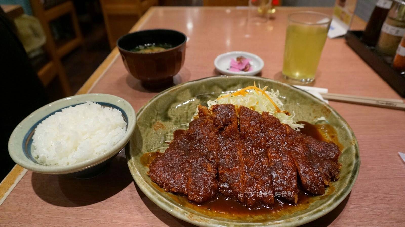 人气之选为味噌猪排盖饭以及我点了的味噌炸猪排饭 一个定食为日币