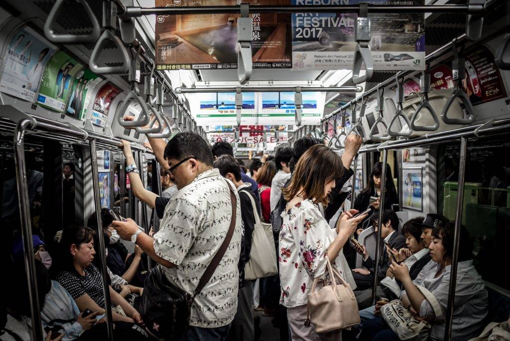 日本禮儀 而日本電車巴士車廂、商店、餐廳等地方，如果其他人都比較安靜，麻煩都自動自覺收細音量比較好。