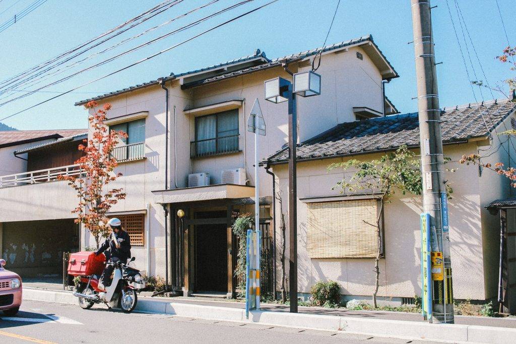 日本禮儀 日本因爲地震防災關係，牆壁好少係石屎，多數係木材亦較薄，隔音差到你唔信。