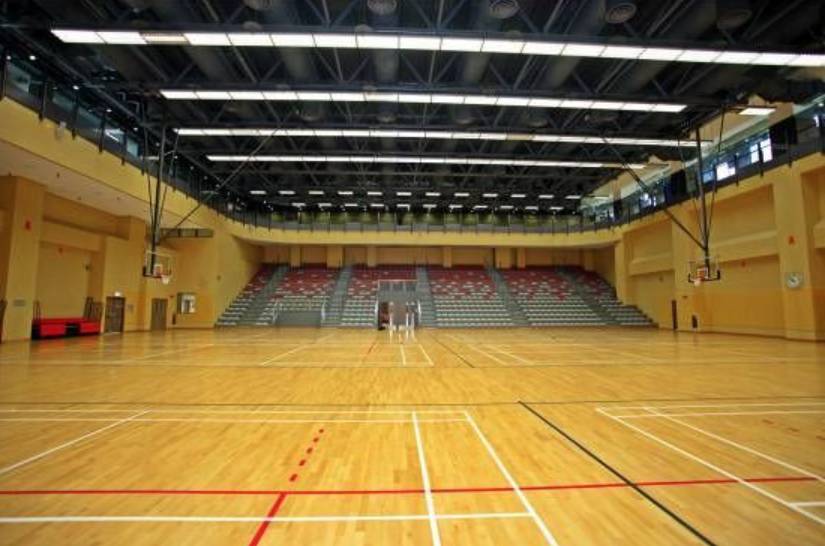 室內緩跑徑 緩跑徑下層有多用途主場，可用作籃球場或羽毛球場等。