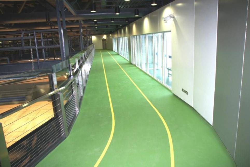 室內緩跑徑 天暉路體育館的室內緩跑徑全長130米，雖然是最短的室內緩跑徑，但緩跑徑有3條跑道，夠晒空間跑！