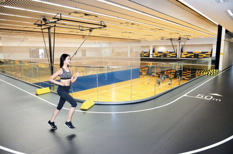 室內緩跑徑 坑口體育館雖然只有一條室內緩跑徑，但空間感都夠大。