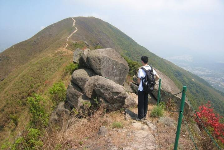 交通方便行山路線 大刀刃山勢險要，山頂有香港難得一見嘅鐵造欄杆。