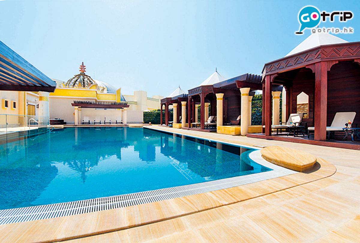 澳門 酒店 泳池 恒溫泳池旁邊設有多個休息空間。