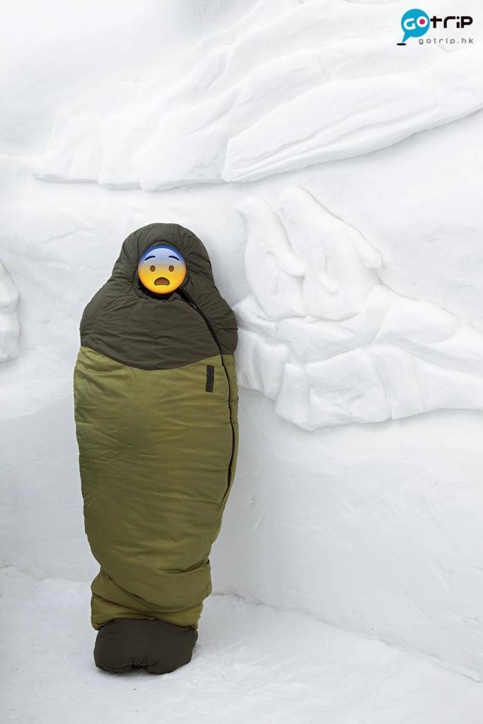 冰酒店 著起重型禦寒睡袋瞓，依然凸出一個人頭，證明體溫係會流失的。（林志華攝）