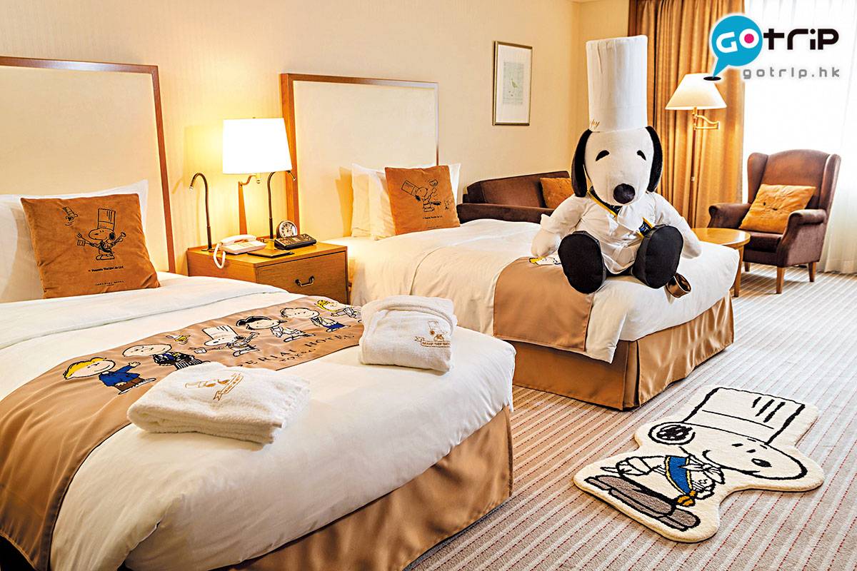 帝國酒店 Snoopy Stay將房間布置成主題客室，浴巾、 水杯和地氈都是換上酒店服務員裝束的 Snoopy。