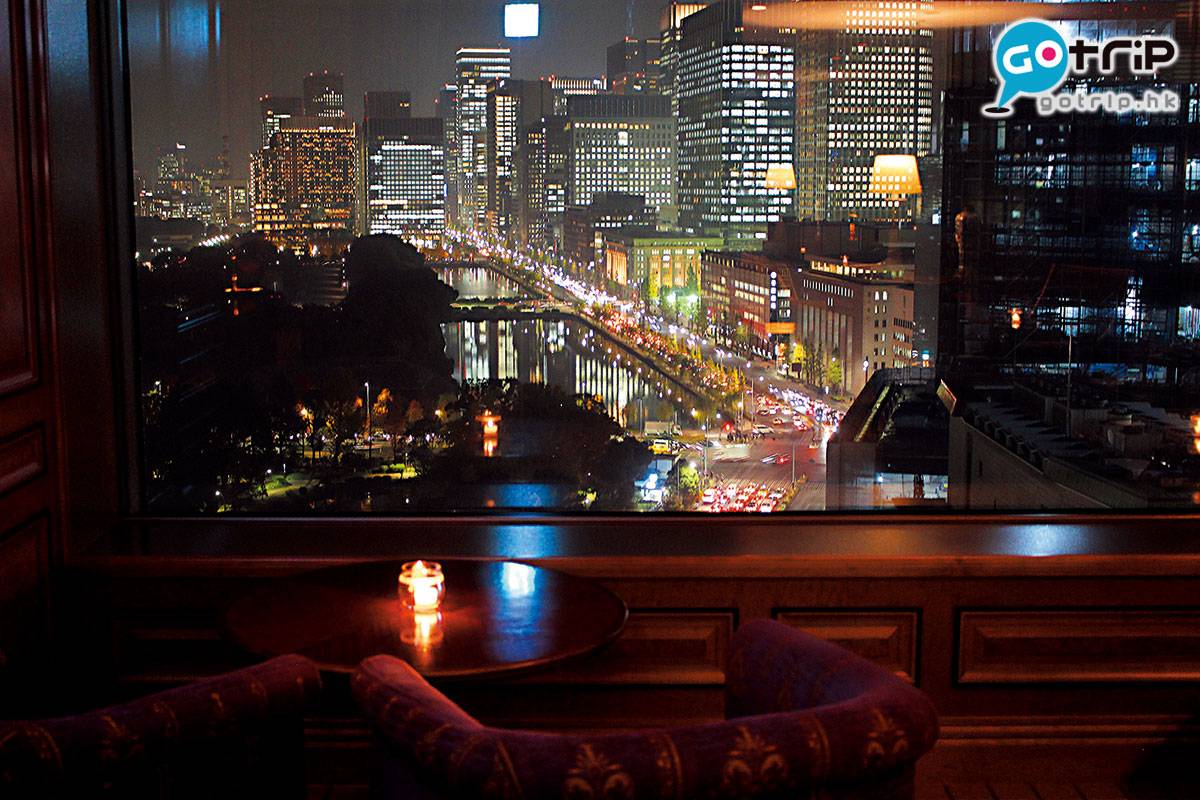 帝國酒店 Imperial Lounge Aqua晚上可眺望皇居夜景，格調老派超old school。