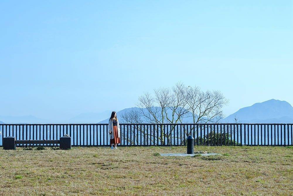 新年禁忌 福岡酒店推薦 曼谷交通 影相好去處 依靠著圍欄，靜靜地欣賞西博寮海峽景色。