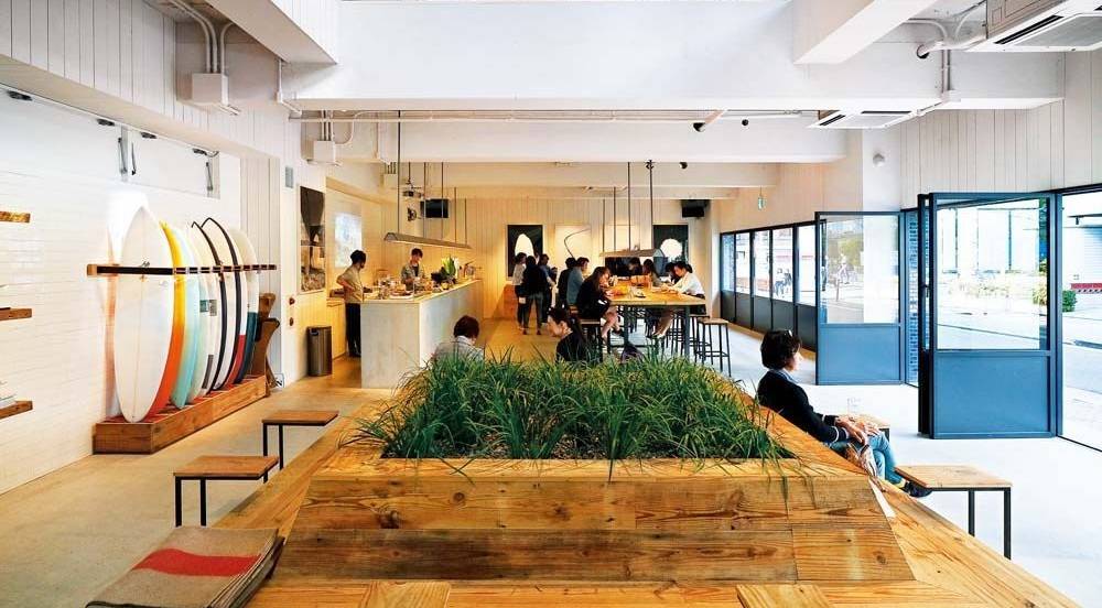 大阪美食 1樓的Cafe開揚舒適，採光度佳 ，超好Hea。