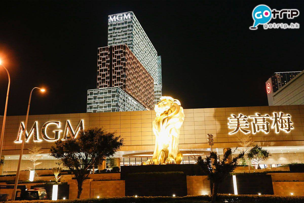 澳門 酒店 泳池 新MGM門外一頭金獅，用32,000張24K金箔鋪成，非常搶眼。