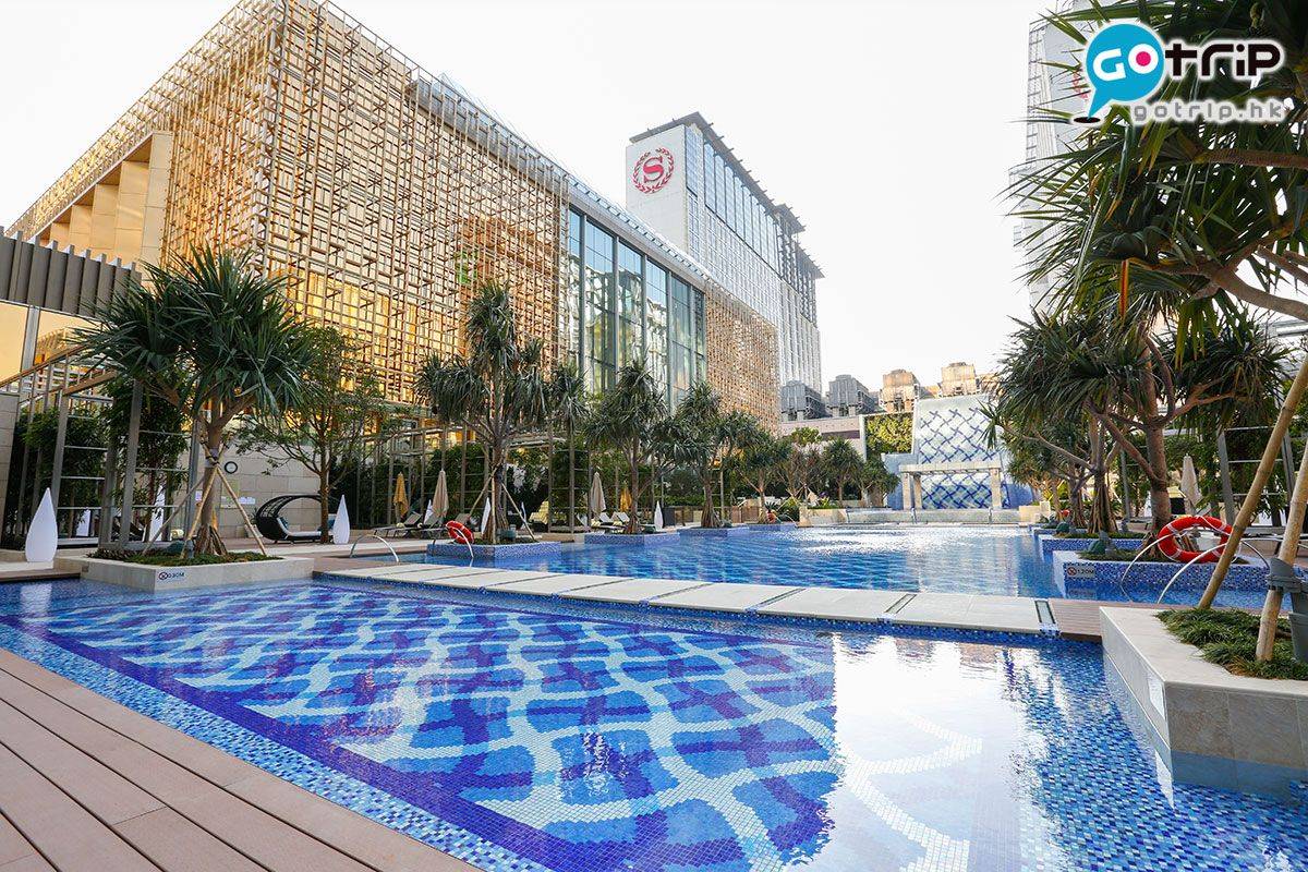澳門 酒店 泳池 游水時，可欣賞美獅美高梅珠寶盒全貌。