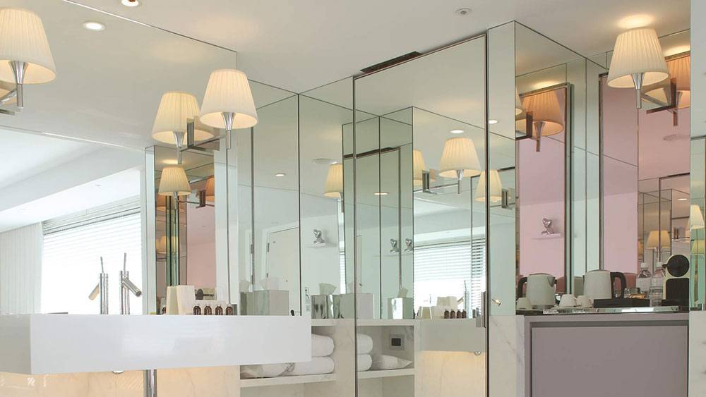 客房浴室內的洗手盆位置採用開放式設計。