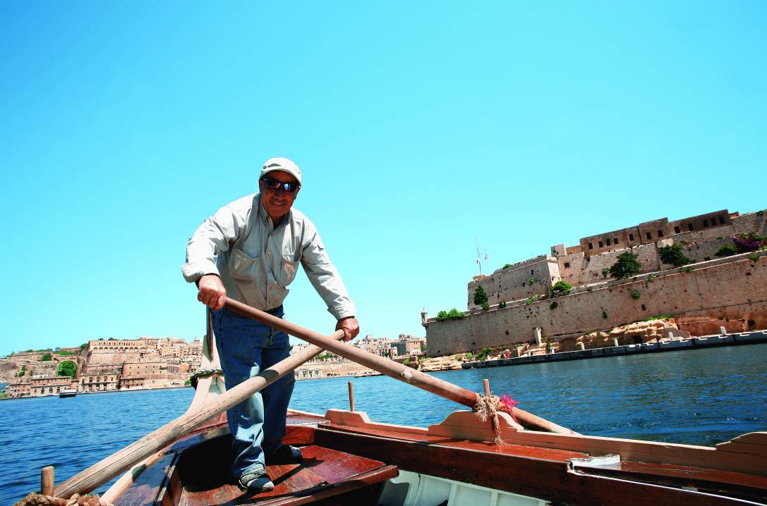移民 沿古推介乘傳統古船Dghajsa遊覽瓦勒他前的Grand Harbour，可在Vittoriosa古城碼頭上船。