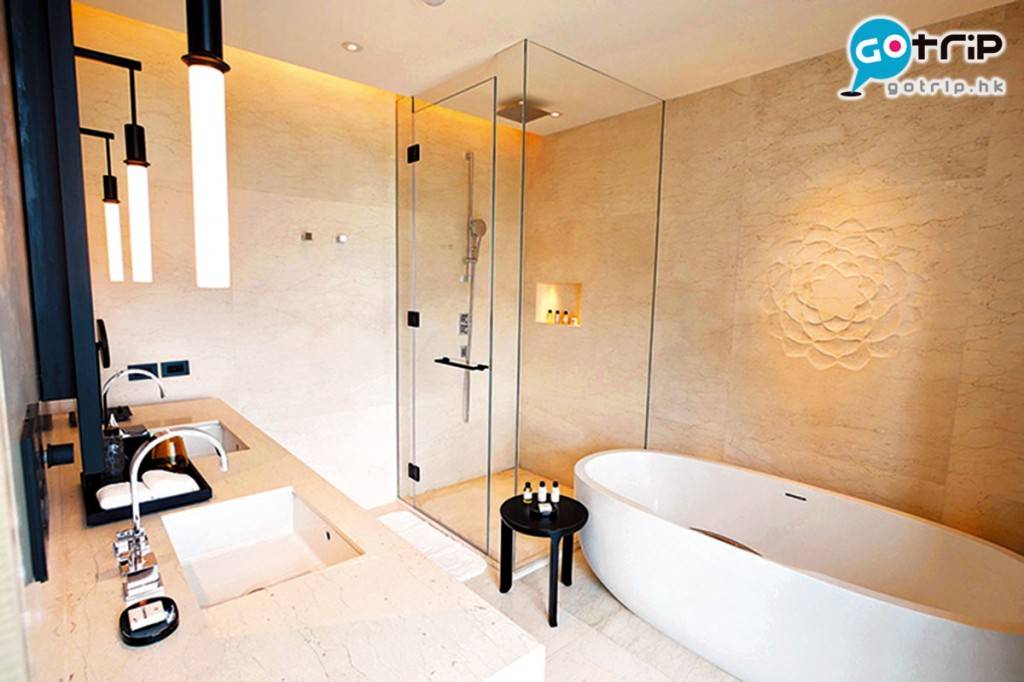 曼谷新酒店 浴室似Spa，用上大理石牆好高貴，最讚是浴缸的長度足夠讓人舒服地躺下。