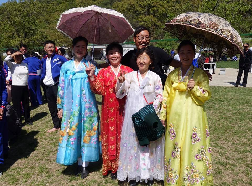 北韓 東方昇拍照時表情多多，但絕對守規矩，連當地大媽都對他笑笑口！
