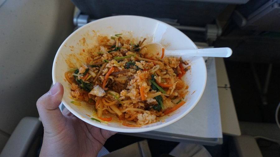 首爾航空 韓式拌飯₩15,000/HK2，味道不錯。而且碗並非塑膠製，算係為環保出一分力！