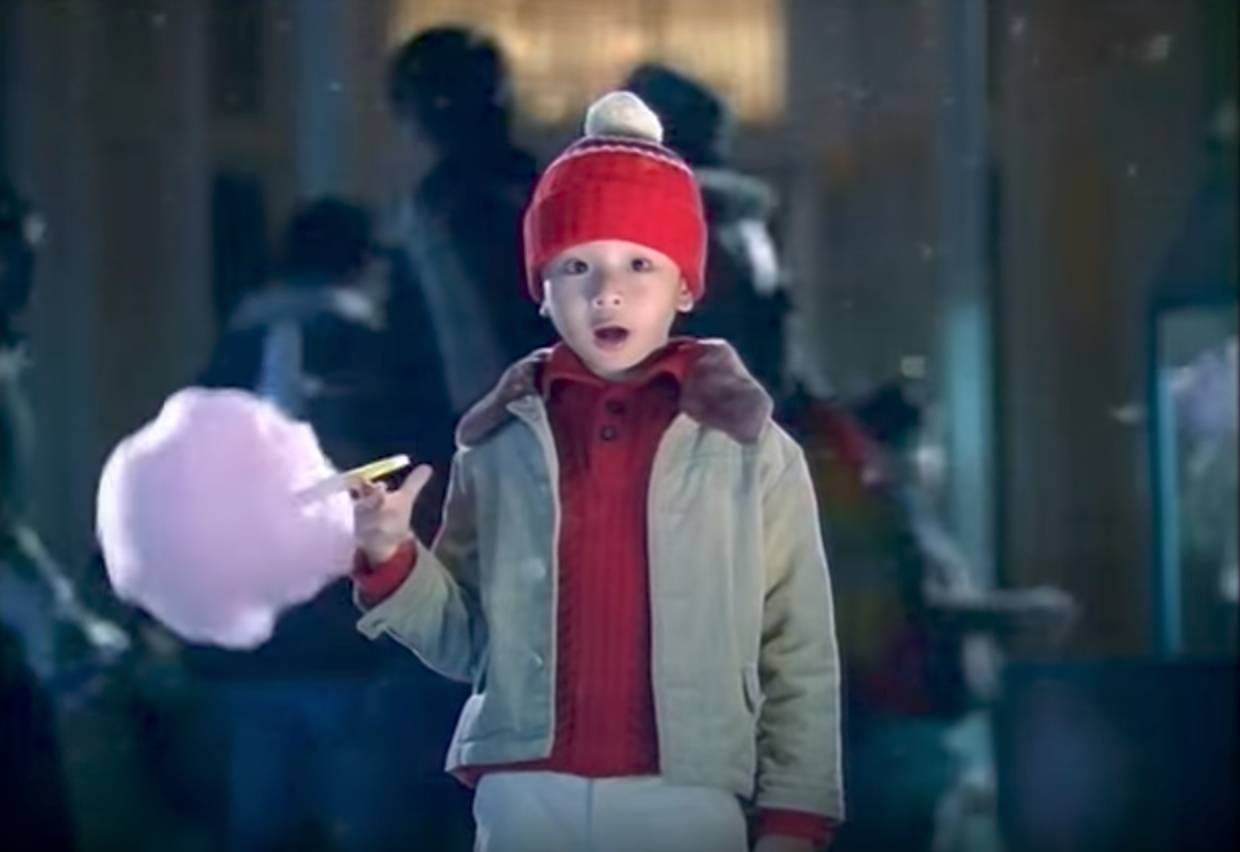 迪士尼 廣告中的小孩不經意地發現人偶們逃走了，嚇到O晒嘴！