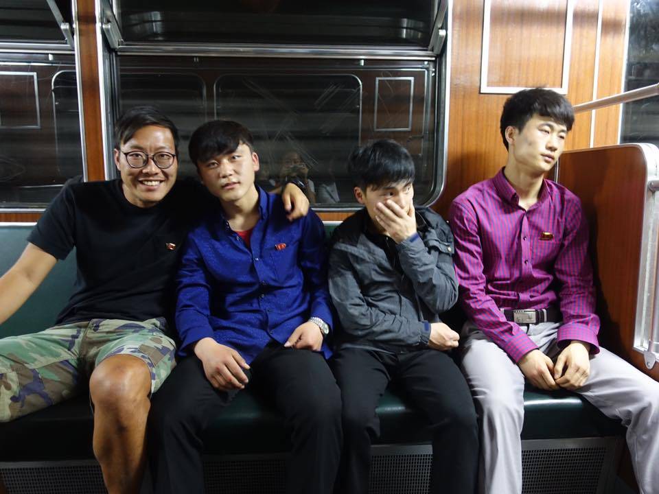 這個團得到批准，可以乘坐幾個站的北韓地下鐵，還可以同當地人合照！