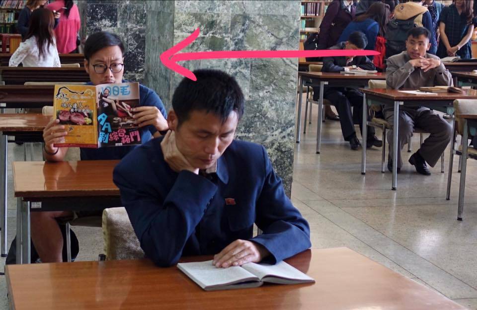 搞鬼的東方昇帶了本《100毛》去北韓的圖書館看，還說當地人都偷看！