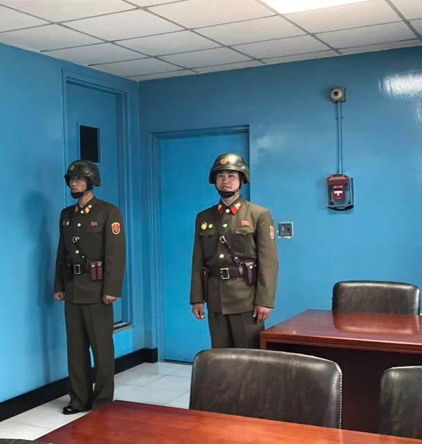 東方昇形容， 五、六年前的北韓可能真的不能拍照，但現在連軍人都可以拍照。