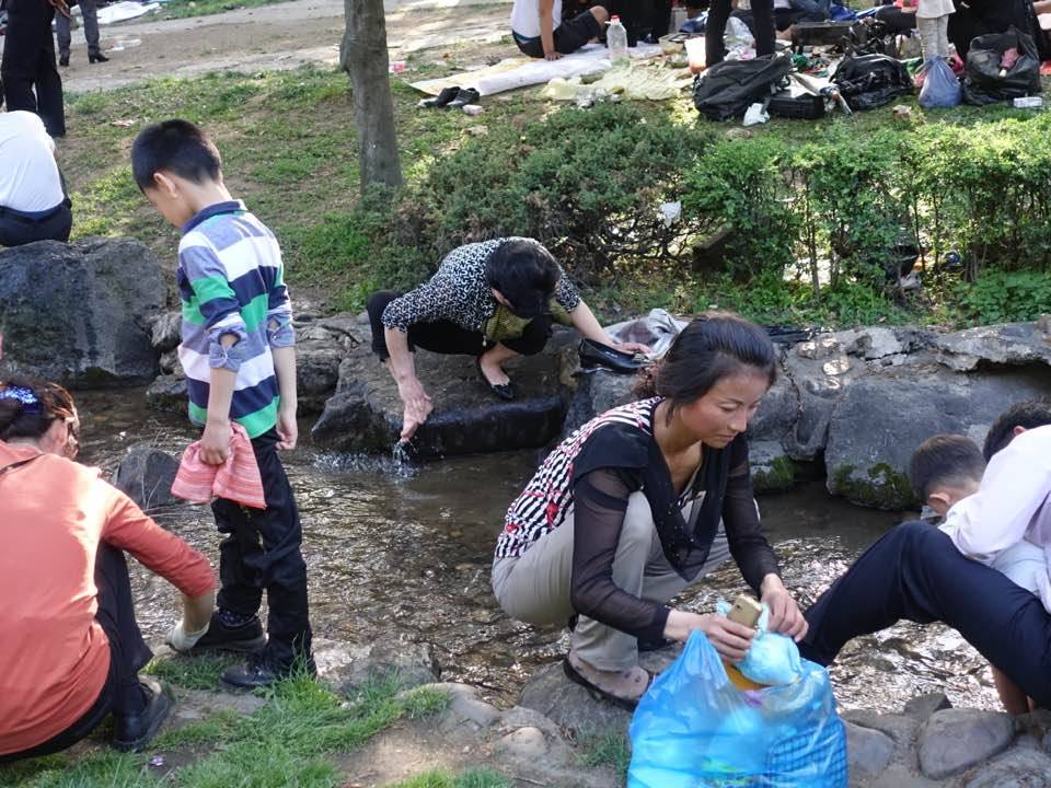 巧遇平壤公園洗腳的北韓大媽，真係好真實！