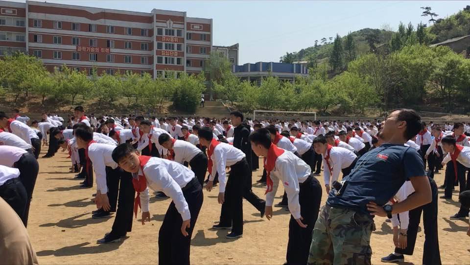 北韓 參觀學校，自然就要一齊做體操啦！