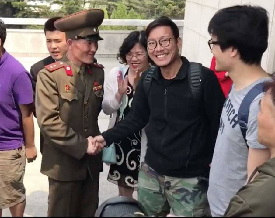北韓 東方昇和當地軍人交流，還用國語問他：「你們朝鮮有信心打敗美國嗎？」弄得翻譯一臉尷尬！