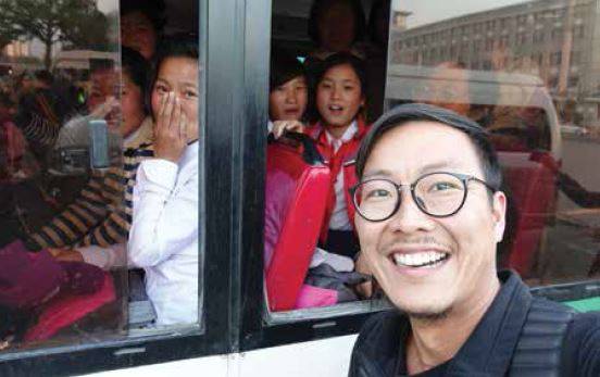 由於「東主播」純粹私人真名）報團去北韓，同團的團友都是在出發集合時，才發現有「主播」同行； 實際情況是，進入北韓國境，大家都記者上身，禁不住好奇心瘋狂拍照。