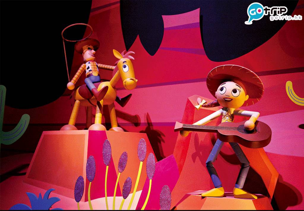 香港迪士尼首次於「小小世界」加入迪士尼朋友角色。