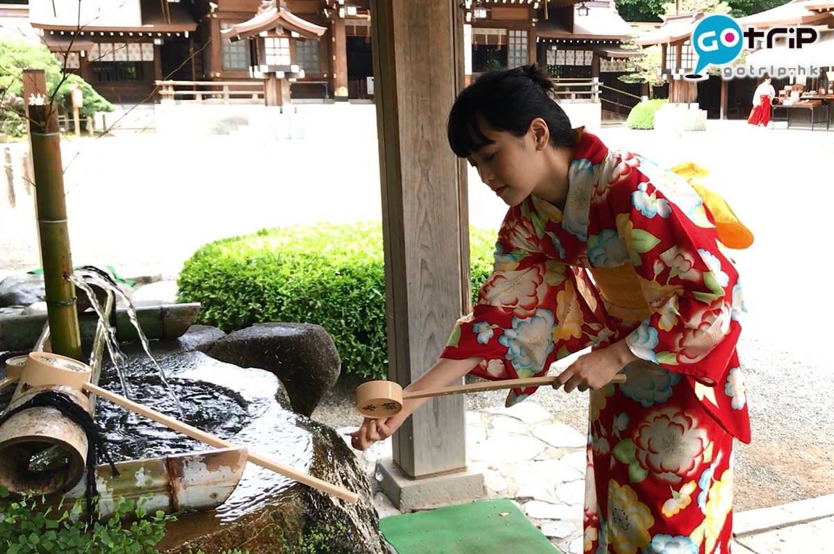 日本神社 洗完左手再洗右手。