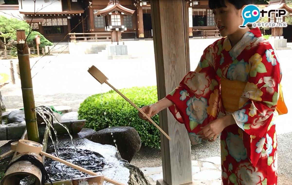 日本神社 最後將餘水沖洗左手。