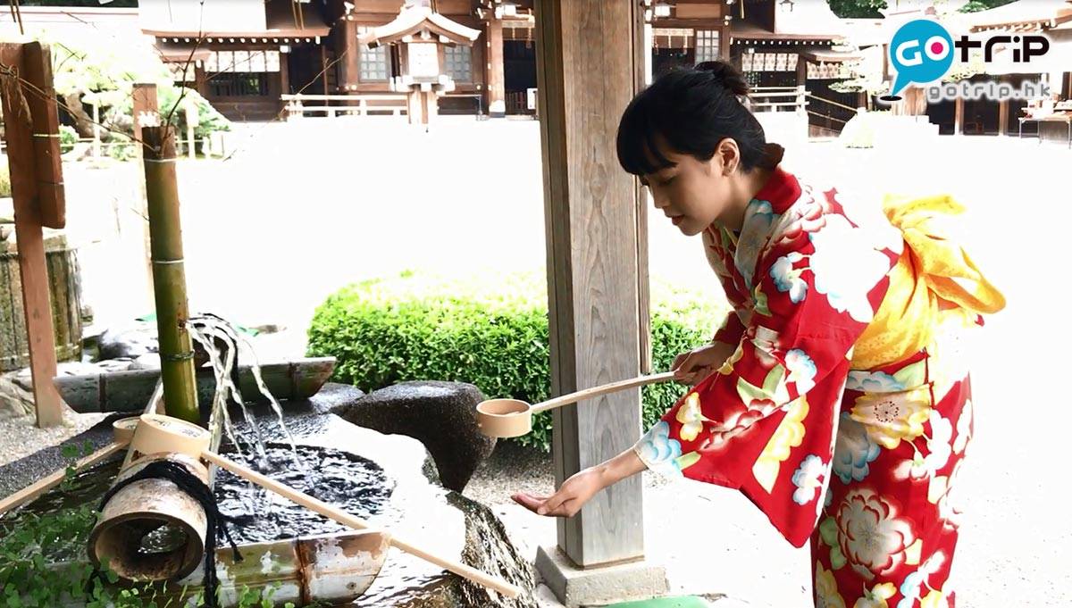 日本神社 以舀掬一瓢水，先用右手持瓢，洗淨左手。