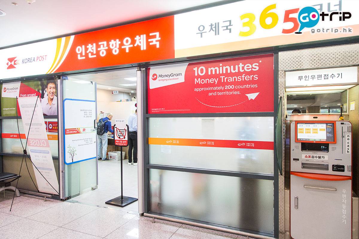 韓國仁川機場 郵局位於 2/F 中央位置，搭機鐵的旅客們絕大部分都會經過 !