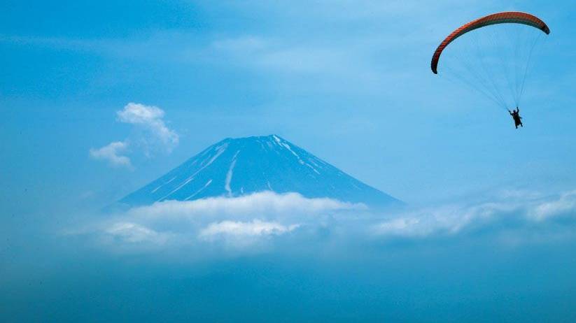 富士山 懶人包 首次富士山飛行體驗，張開手有如直接擁抱 富士山 ，民居庭園、牧場乳牛看起來更像十足袖珍模型。