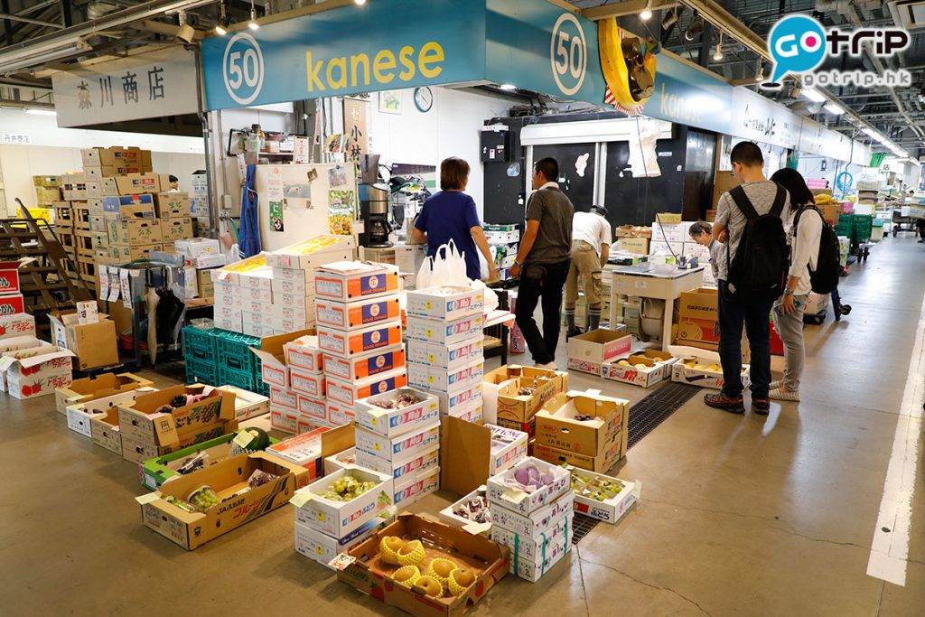 大阪美食 不少店也把生果放到地上，不一定要整箱購買，購買時可問清楚。