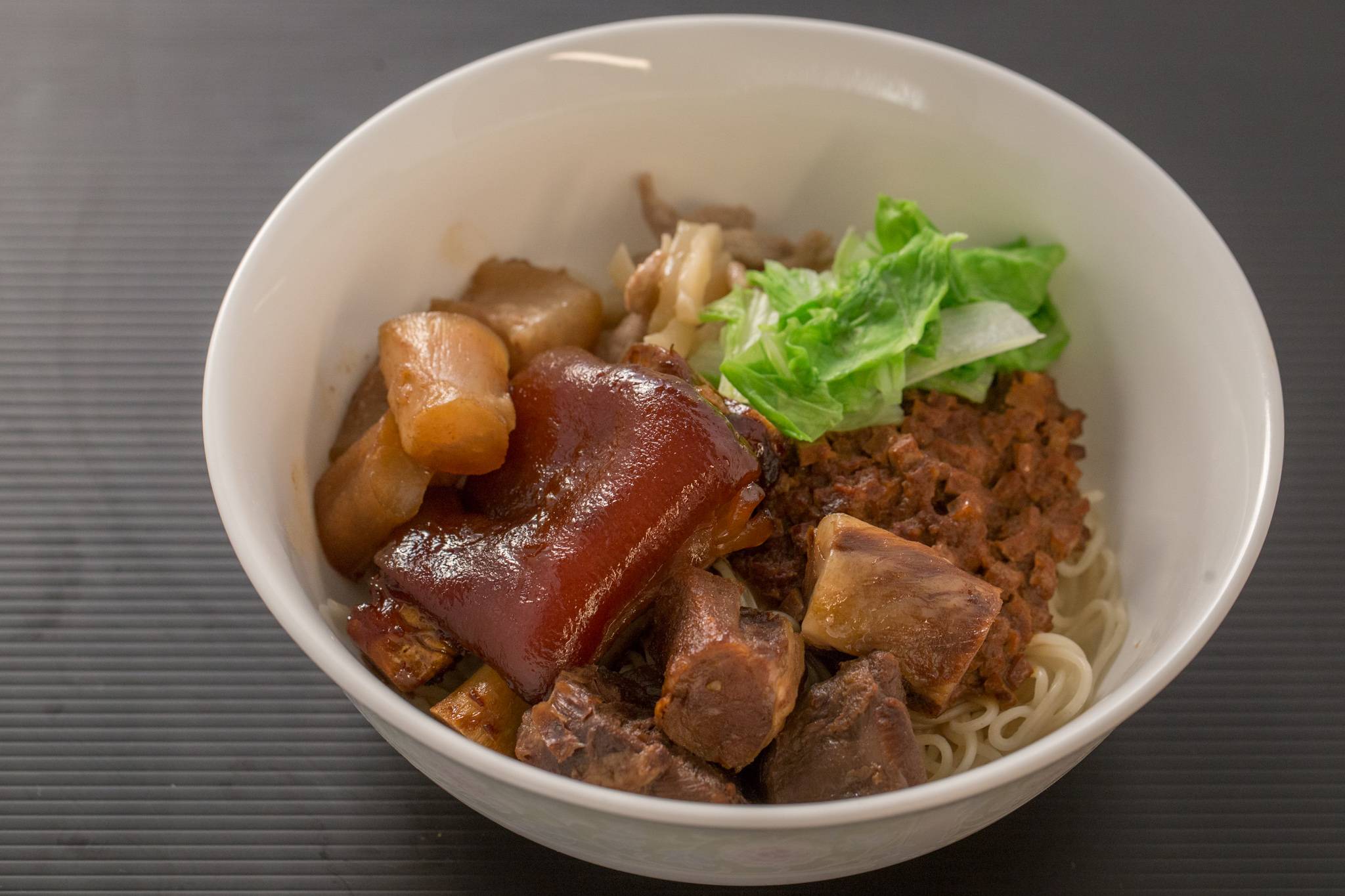 台北 牛肉麵 不吃牛肉麵系列之蹄花乾拌麵（NT500），採用了幼身麵條。
