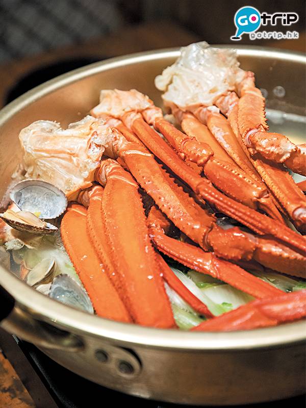 東京蟹店 蟹漁師鍋(兩人分量)4,800円/約HK6 足足有兩隻蟹的漁師鍋內，有蜆仔一起提鮮。