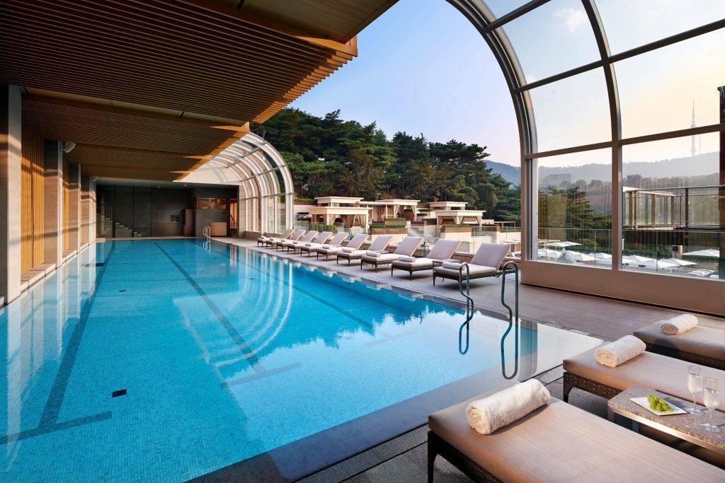首爾 新羅酒店 游泳池都有好幾個，有室內外泳池、兒童泳池。
