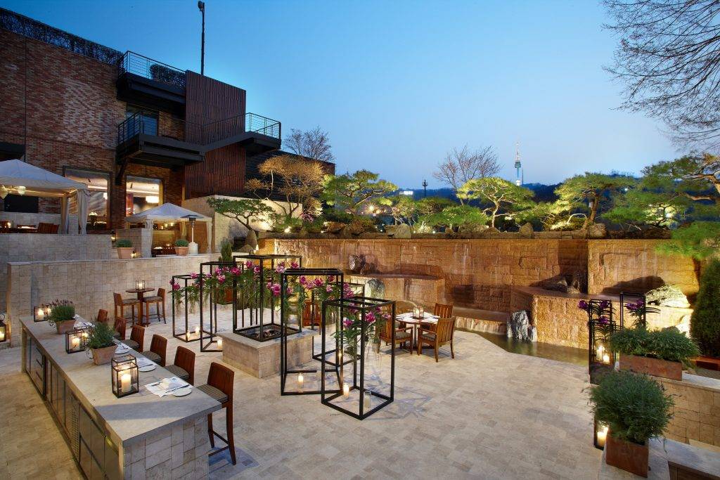 首爾 新羅酒店 戶外用餐區好有氣氛，可以欣賞南山景致。
