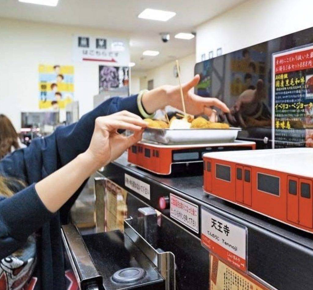 大阪美食 食物由列車從廚房送出，好搞鬼。