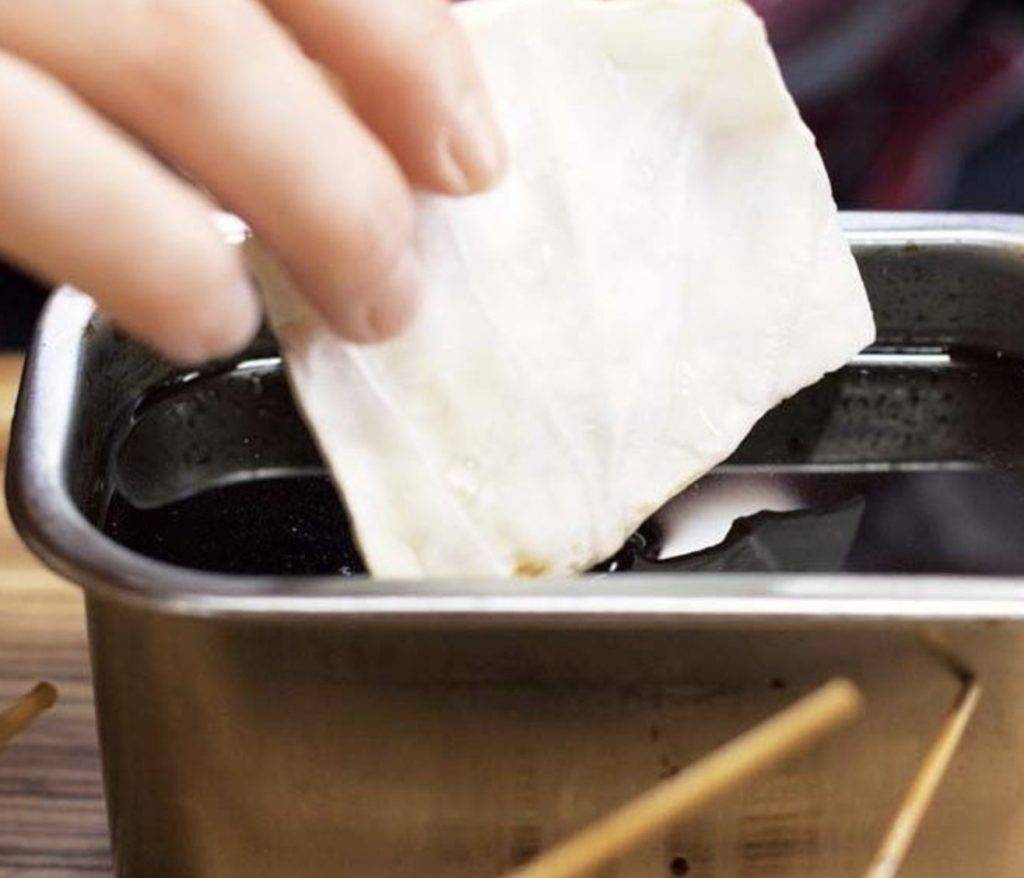 大阪美食 免費送的椰菜可減輕炸串的油膩。汁醬是公用的，咬過的食物?可再沾汁。