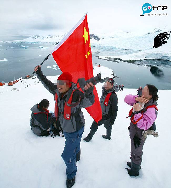 登陸南極 在南極雪白美景下，拿出血紅色的五星旗，夠晒搶鏡……