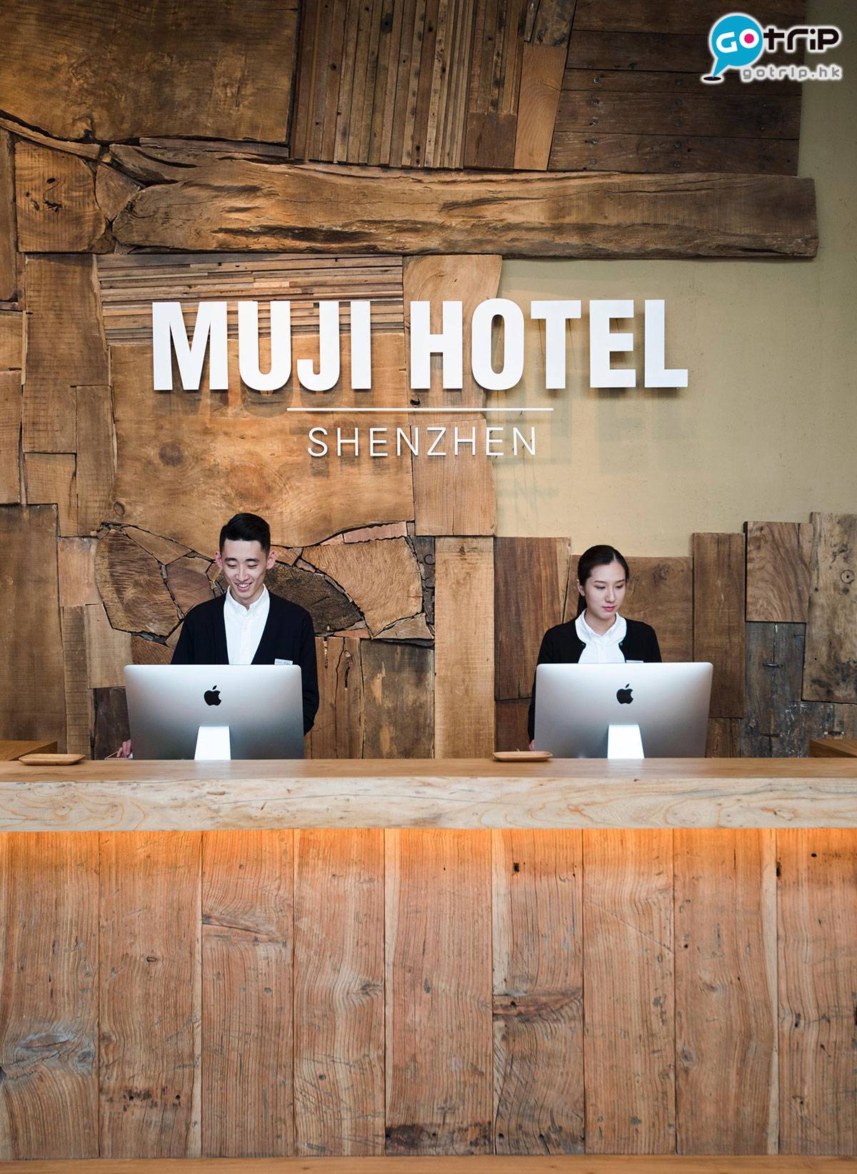 深圳酒店推介 職員全部都著上MUJI黑白色制服。