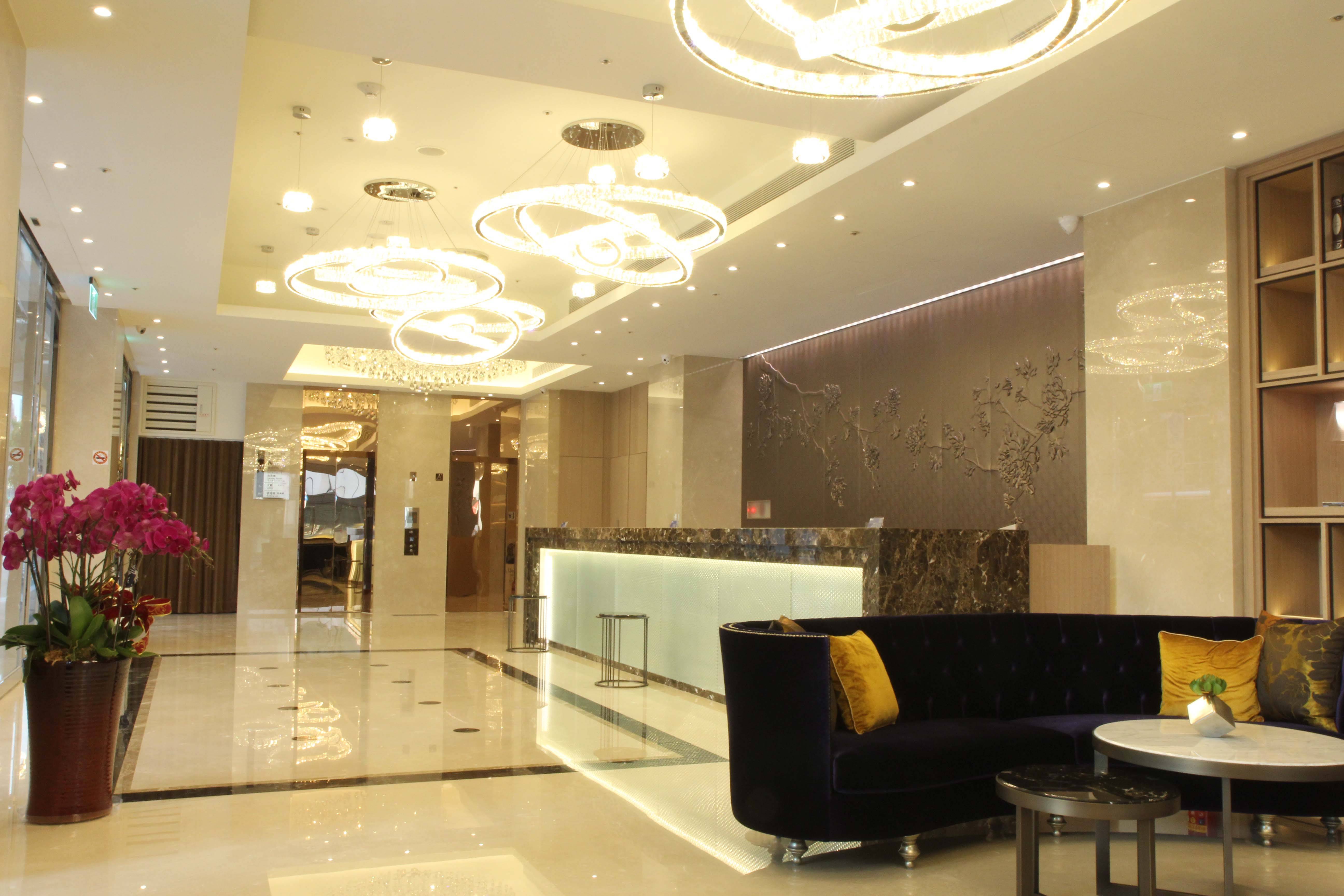 台北酒店 酒店大堂，配備水晶燈及絲絨梳化等，帶點華麗。