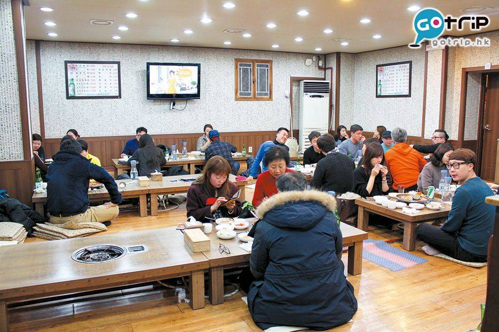 冬天去韓國的傳統跪座式座位餐廳時，大家記得要穿襪子，不然就會顯得很異類！