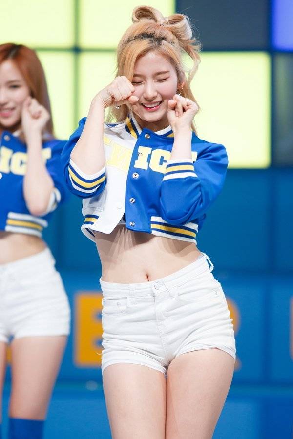 韓國文化衝擊 大勢組合Twice，〈Cheer Up〉當中的歌詞「shy shy shy」的手勢也非常流行。