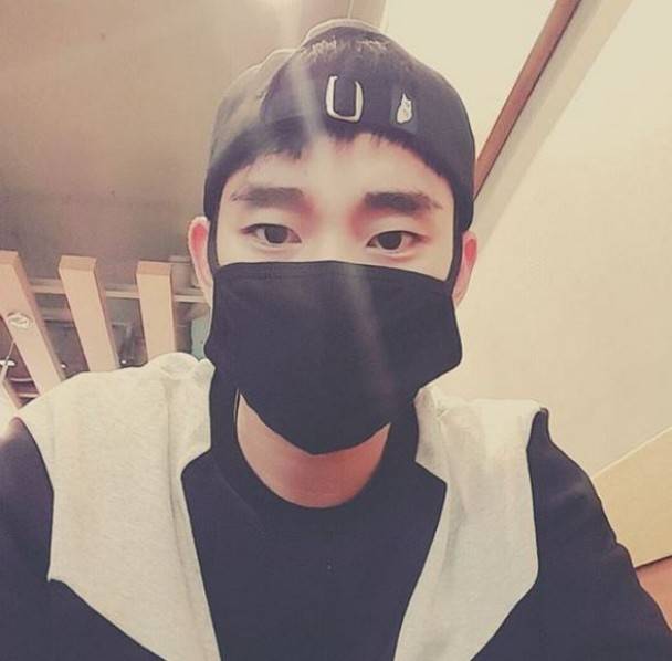許多韓星在私底下外出時都會戴上黑色口罩，保持低調。 | 圖片來源：金秀賢Instagram
