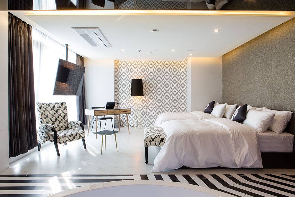 首爾 酒店 房間空間感非常足，而且提供兩張雙人床的房型，即使帶爸爸媽媽來旅行都可以！