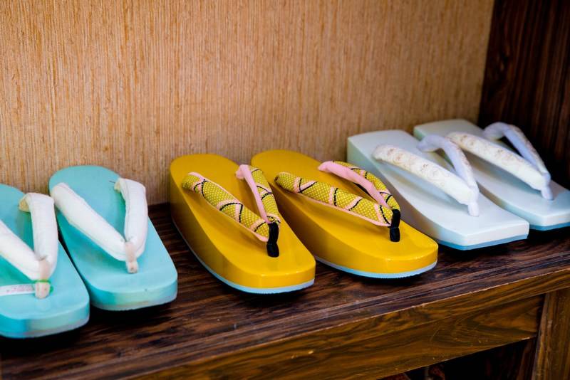 日本旅遊禁忌 注意：由於在日本經常有脫鞋的機會，因此不要穿有破洞的襪子，否則會很尷尬和失禮。
